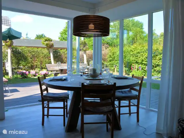 Valhalla junto al mar en Países Bajos, Holanda Meridional, Noordwijk - casa vacacional El comedor con gran mesa redonda, para 7 personas