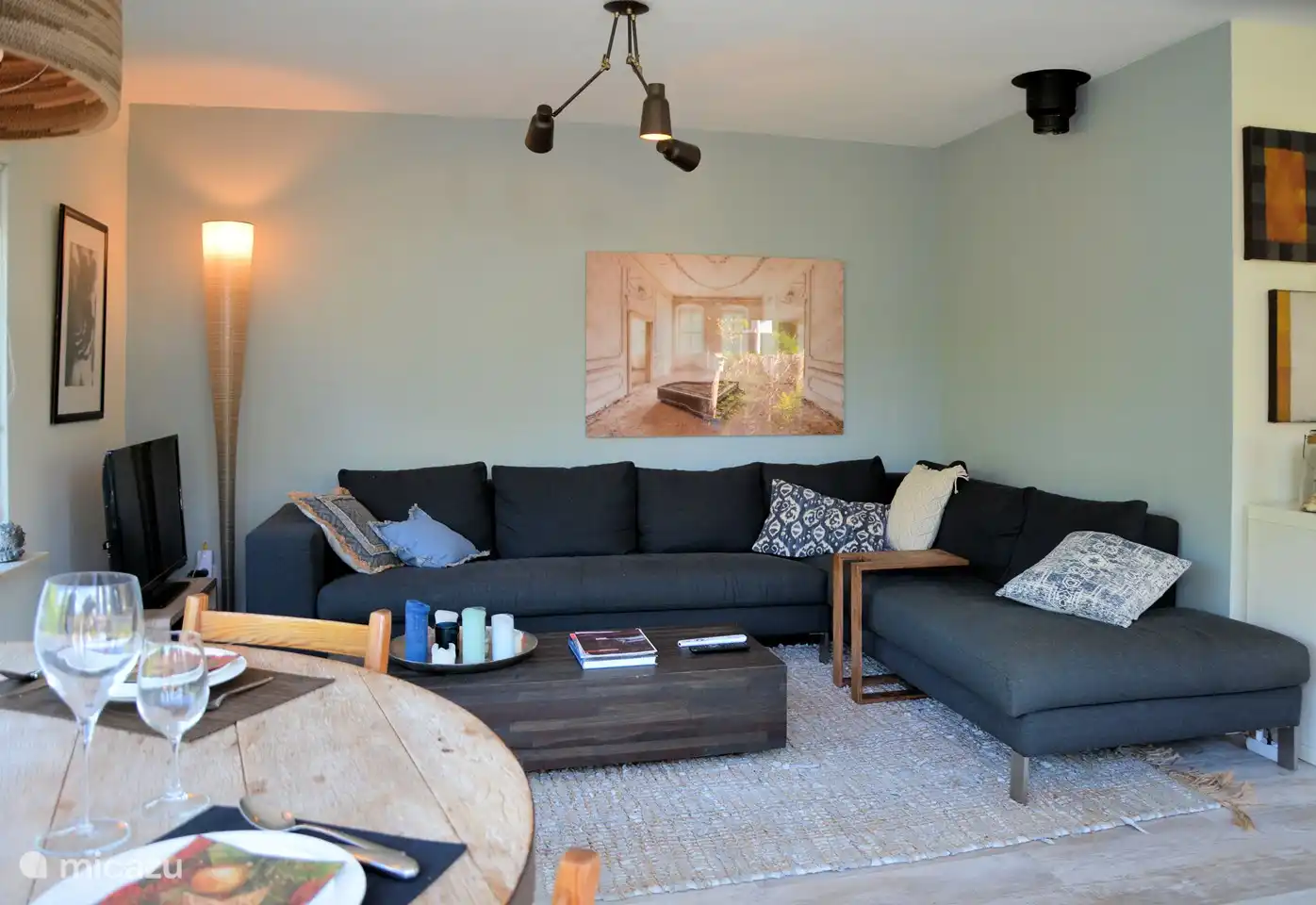 Sitzecke mit schönem Sofa zum Chillen