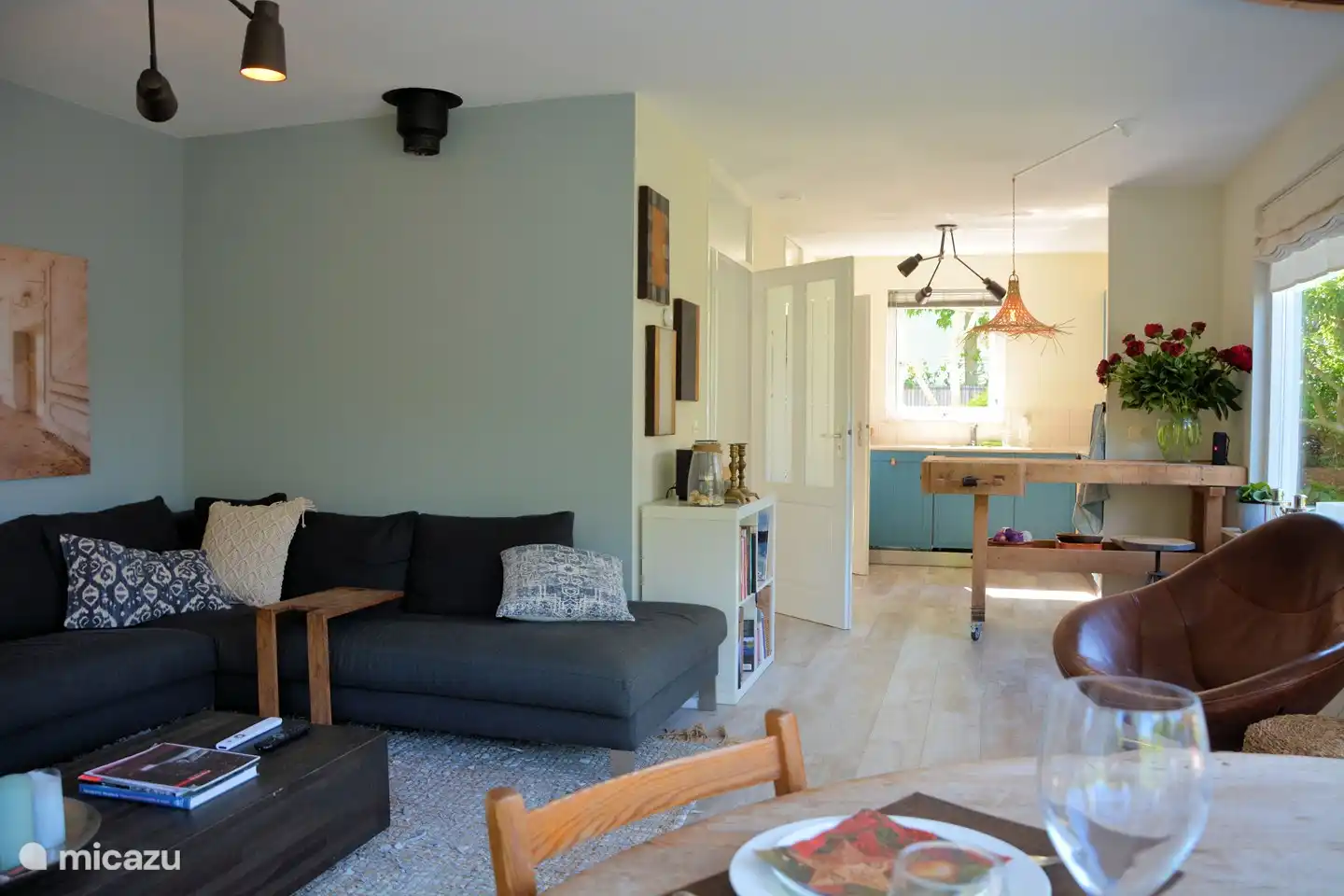 Blick auf die Küche vom Wohnzimmer aus