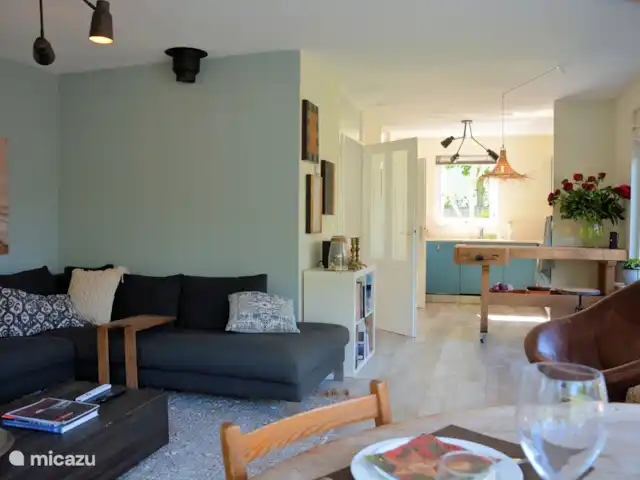 Valhalla junto al mar en Países Bajos, Holanda Meridional, Noordwijk - casa vacacional Vista de la cocina desde la sala de estar