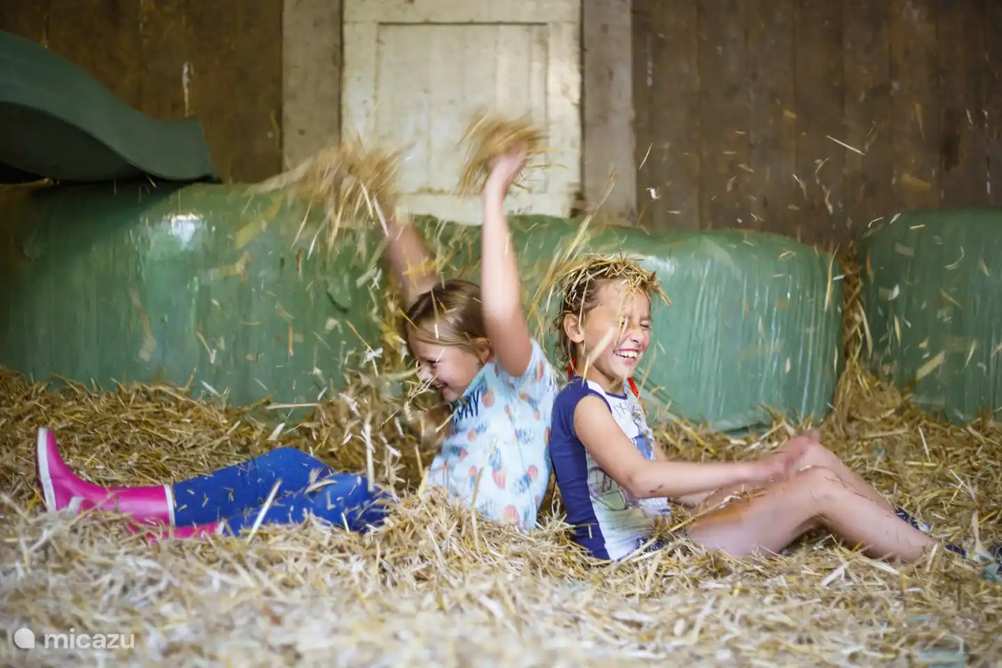 Spielen in der Strohhütte.