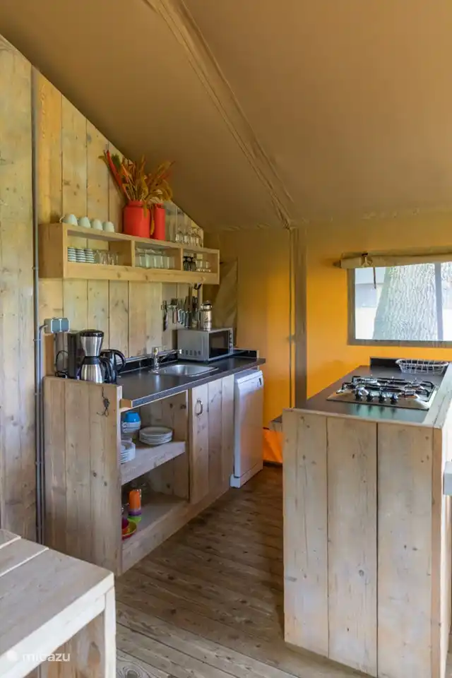 Küche mit Geschirrspüler, Kühlschrank mit Gefrierfach.