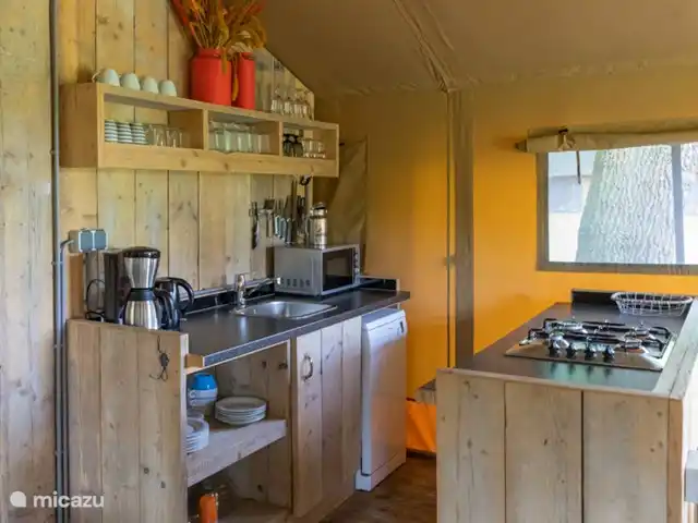 Landrijk de Reesprong - Tienda Safari 1 en Países Bajos, Overijssel, Haaksbergen - camping de lujo / yurta / tienda safari Cocina con lavavajillas, nevera-congelador.