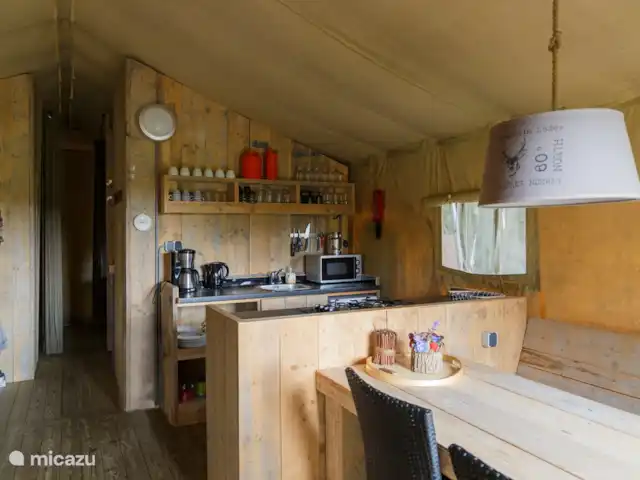 Landrijk de Reesprong - Tienda Safari 1 en Países Bajos, Overijssel, Haaksbergen - camping de lujo / yurta / tienda safari Amplia cocina.