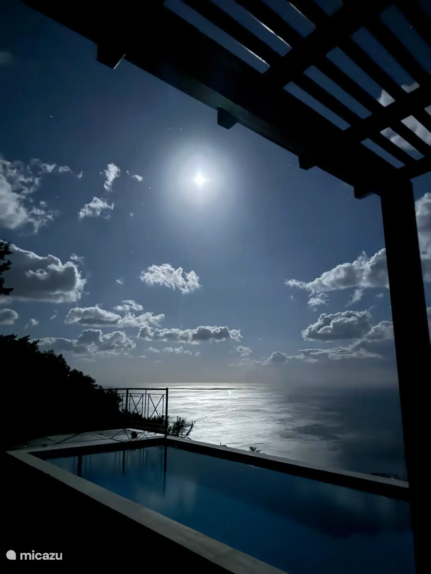 Vollmond mitten in der Nacht.