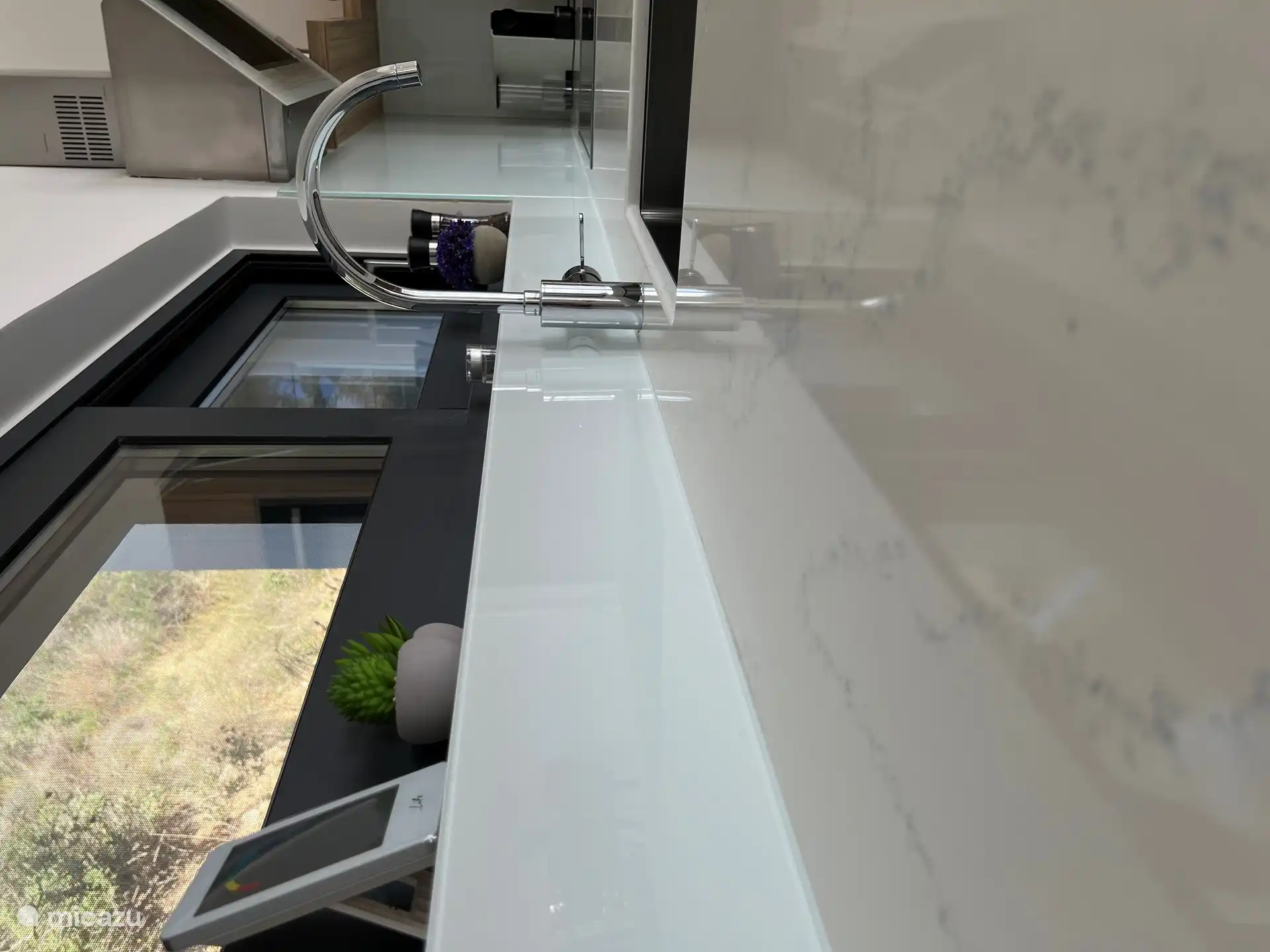 Küchenarbeitsplatte aus weißem Granit.