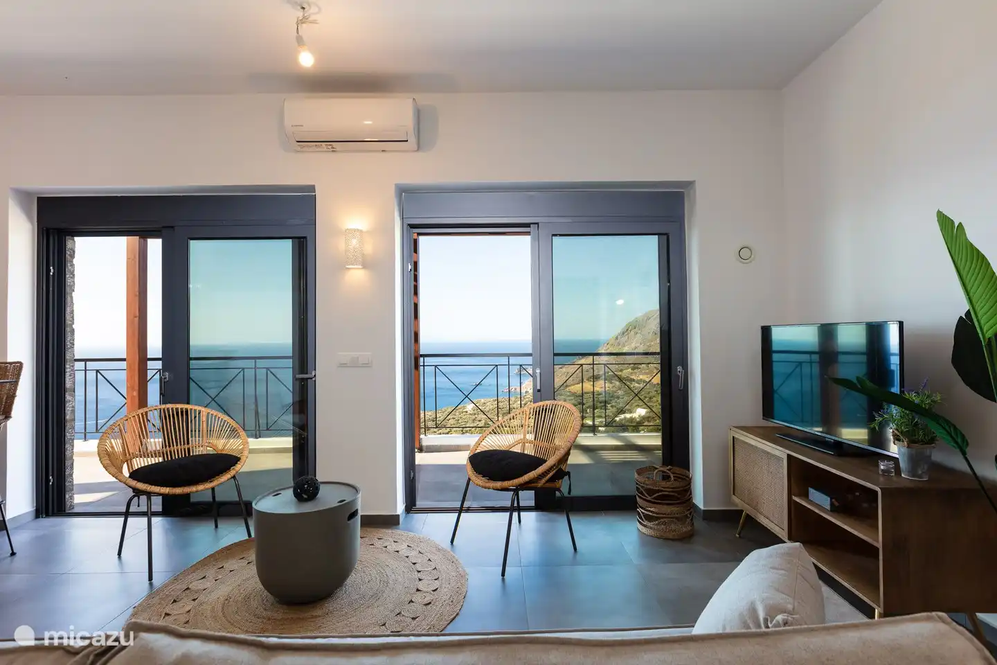 Das Wohnzimmer verfügt über einen großen Smart-TV.