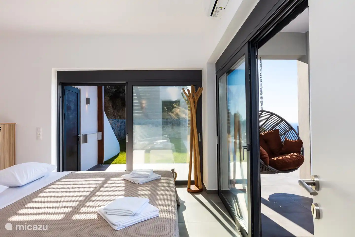 Durch das Wohnzimmer betreten Sie das geräumige Hauptschlafzimmer.