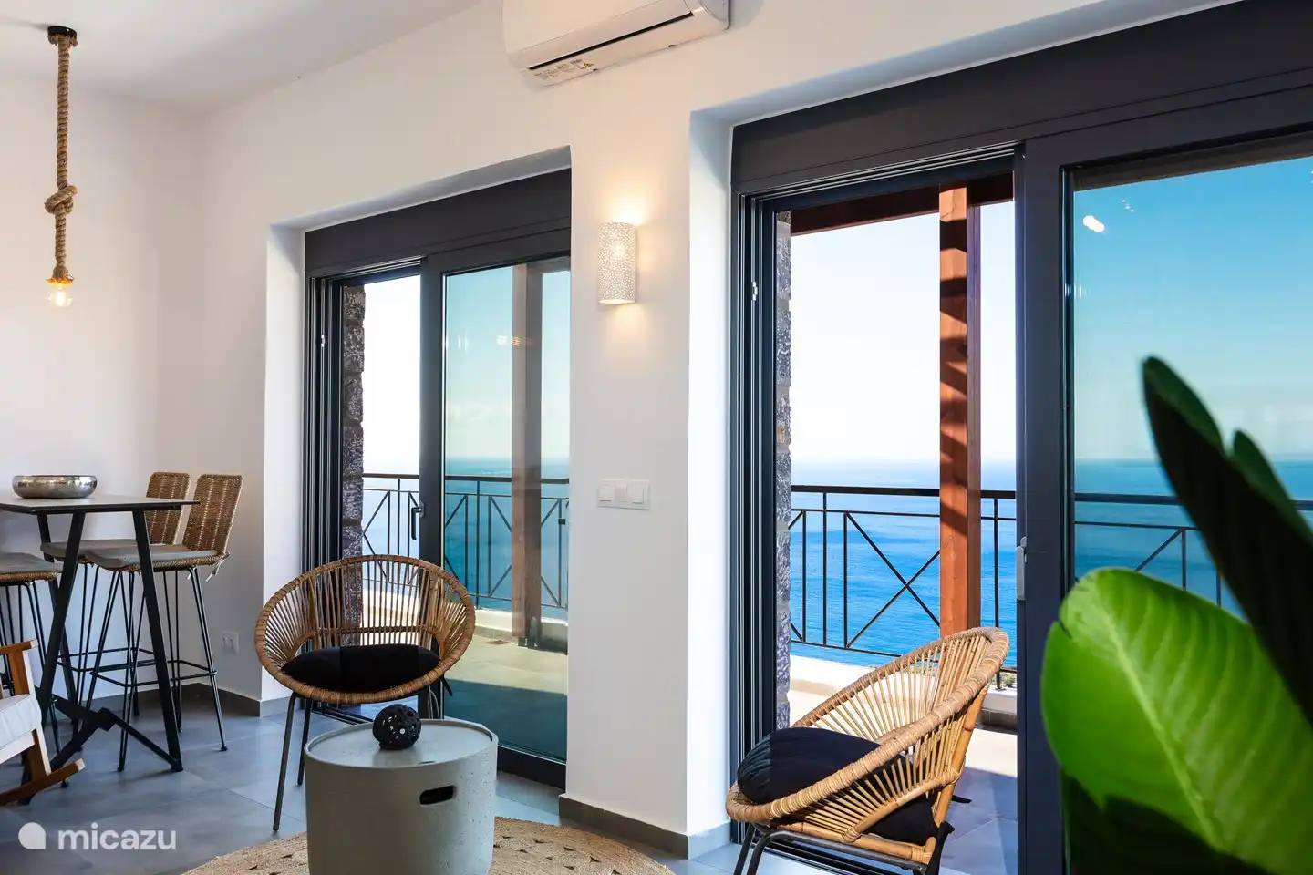 Auf der Ostseite des Wohnzimmers befindet sich ein hoher Esstisch für 4 Personen.