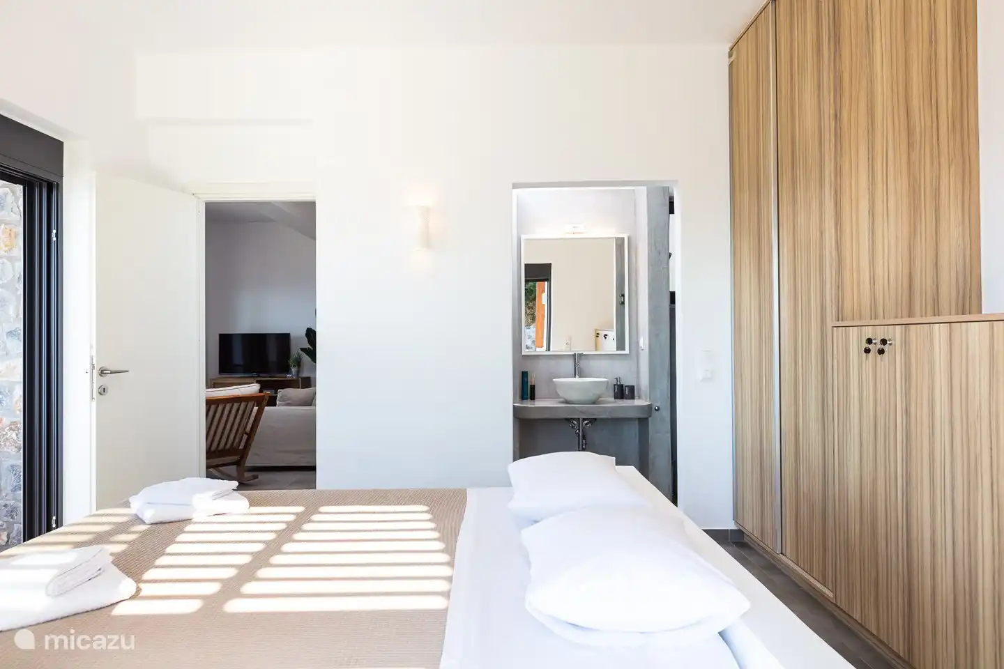 Das Hauptschlafzimmer ist ein geräumiges Schlafzimmer mit Schiebetüren an zwei Seiten.