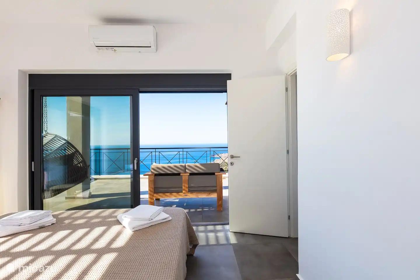 Vom Hauptschlafzimmer aus können Sie direkt auf die Terrasse gehen, auf der sich eine luxuriöse Lounge befindet.