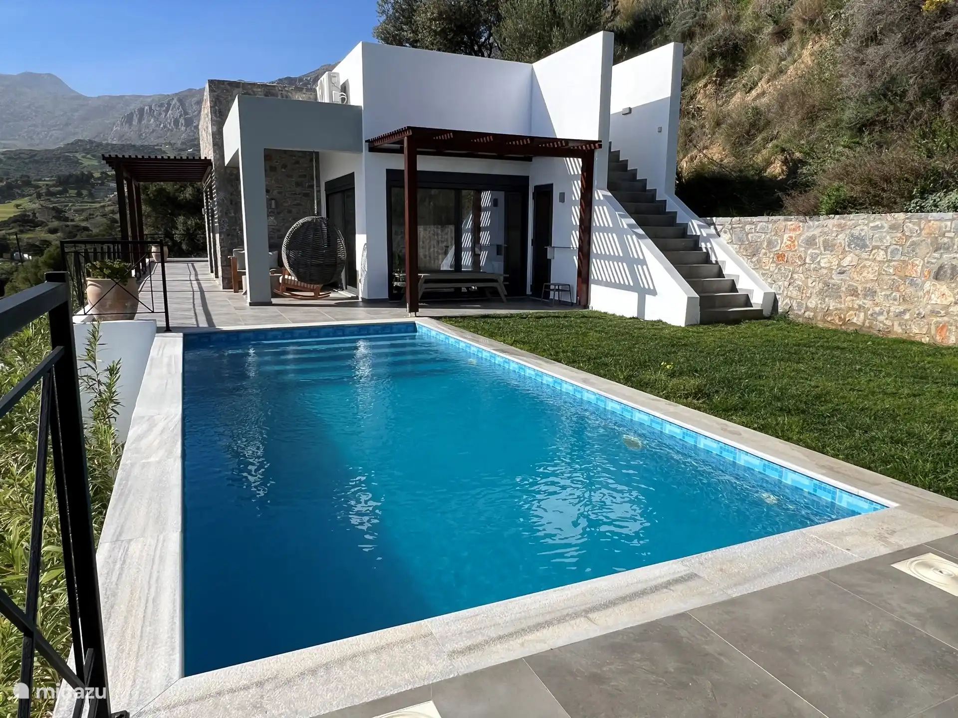 Villa von Ost nach West gesehen.