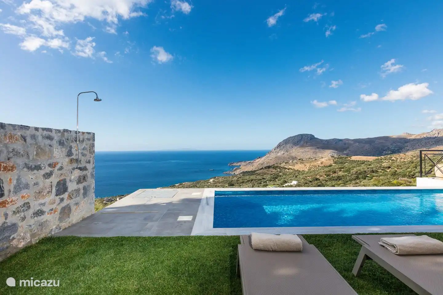 Hinter dem Pool befindet sich eine Außendusche.