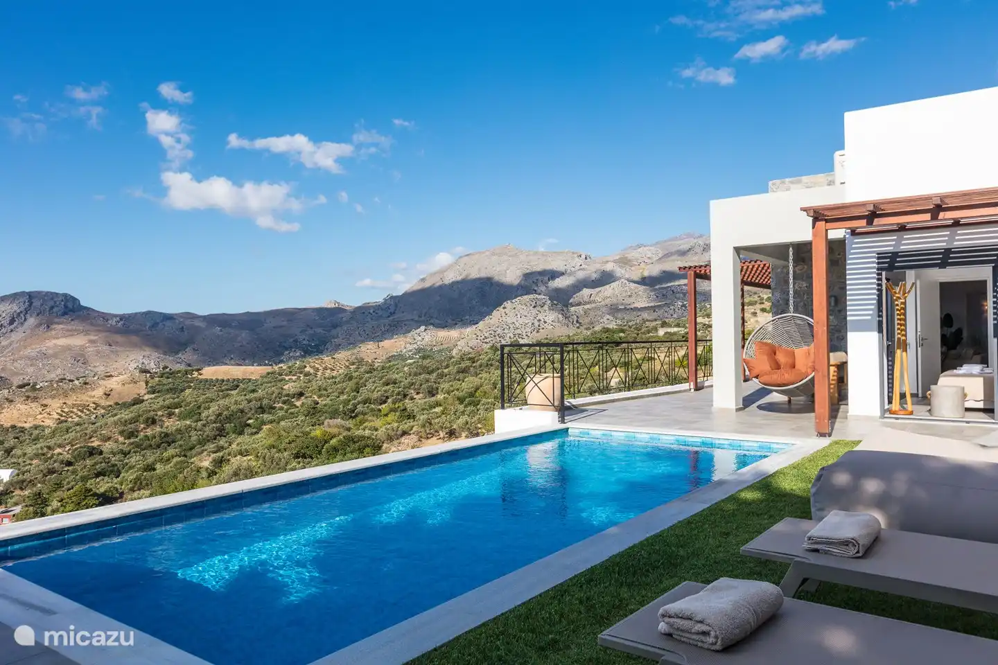 Vom Rasen und vom Pool haben Sie einen schönen Blick über das Tal, die Berge und das Meer.