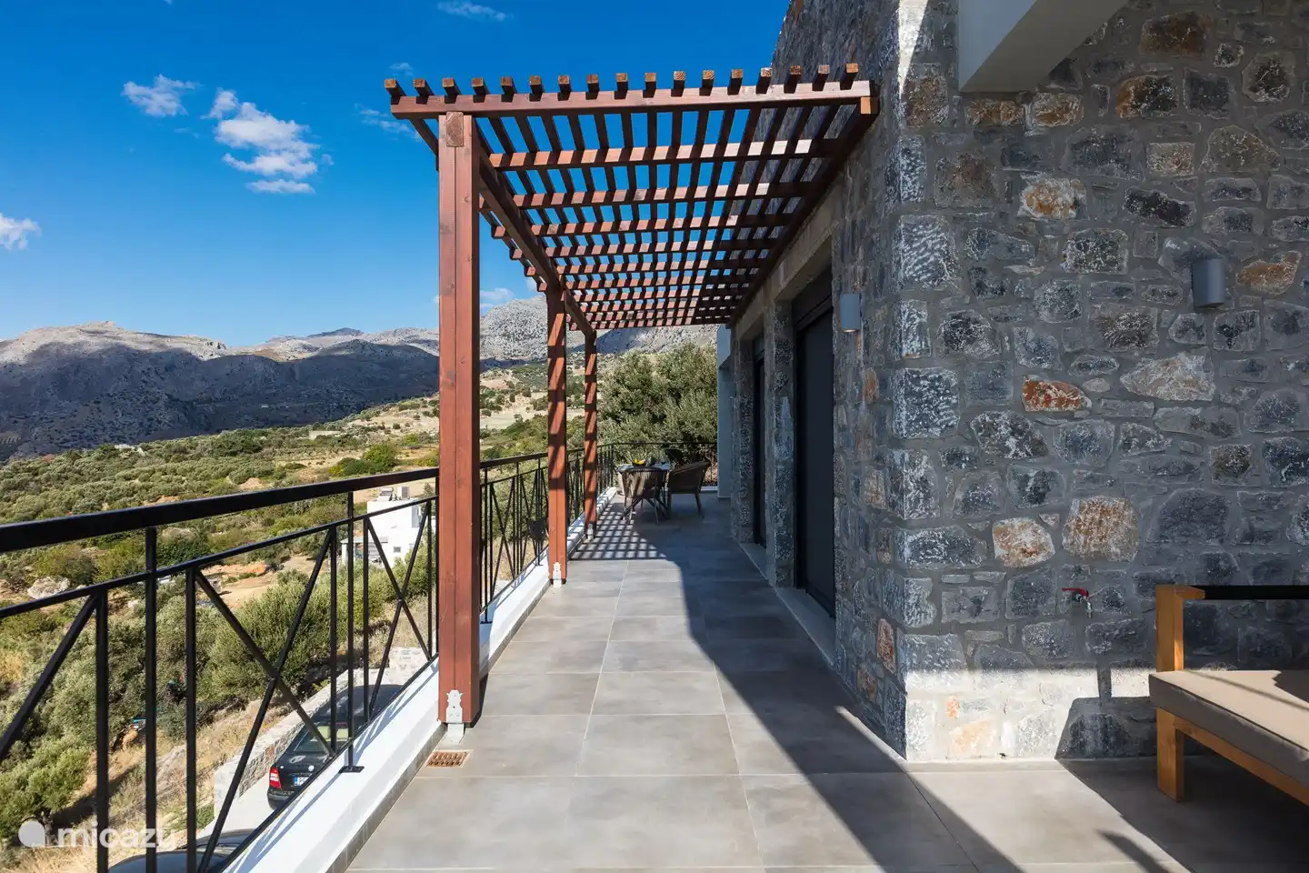 Auf der großen Terrasse ist immer täglich ein Platz im Schatten.
