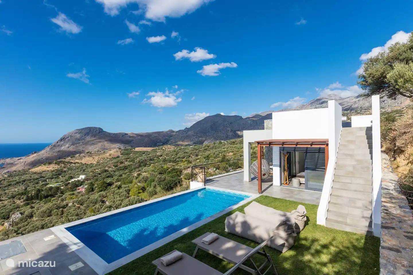 Die Villa Sea-Esta Crete ist eine Luxusvilla mit Swimmingpool, geräumiger (Dach-) Terrasse und absoluter Privatsphäre auf einem Grundstück von 2088 m2.