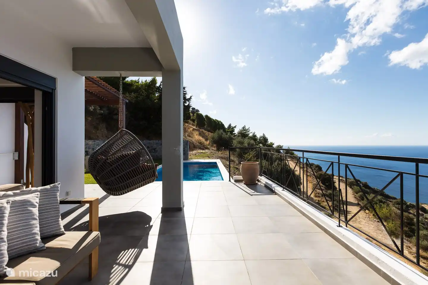 Blick auf den Pool von der Terrasse.