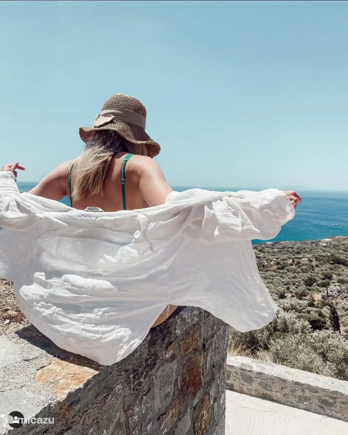 Genießen Sie die Aussicht von der Terrasse.