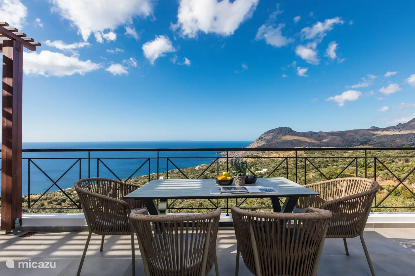 Der geräumige Esstisch mit 4 Stühlen befindet sich auf der Westseite der Villa.