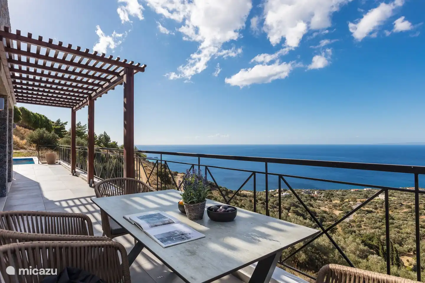 Der geräumige Esstisch mit Stühlen für 4 Personen.