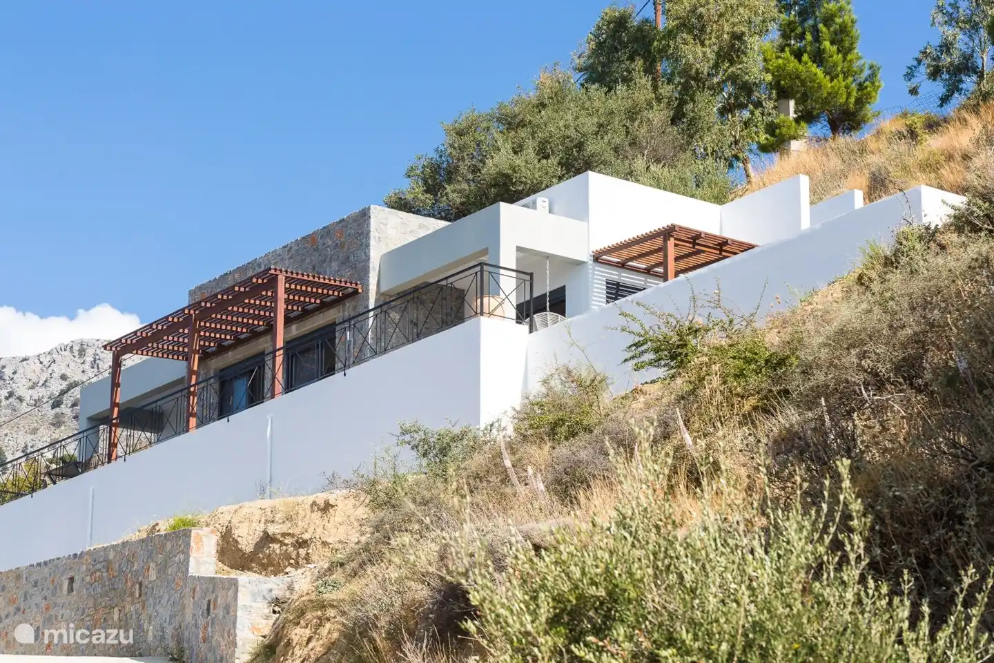 Diese freistehende Villa befindet sich auf einem Hügel voller Salbei- und Olivenbäume.