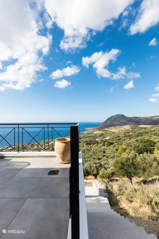 Die Treppe zum Eingang der Villa beginnt am Parkplatz.