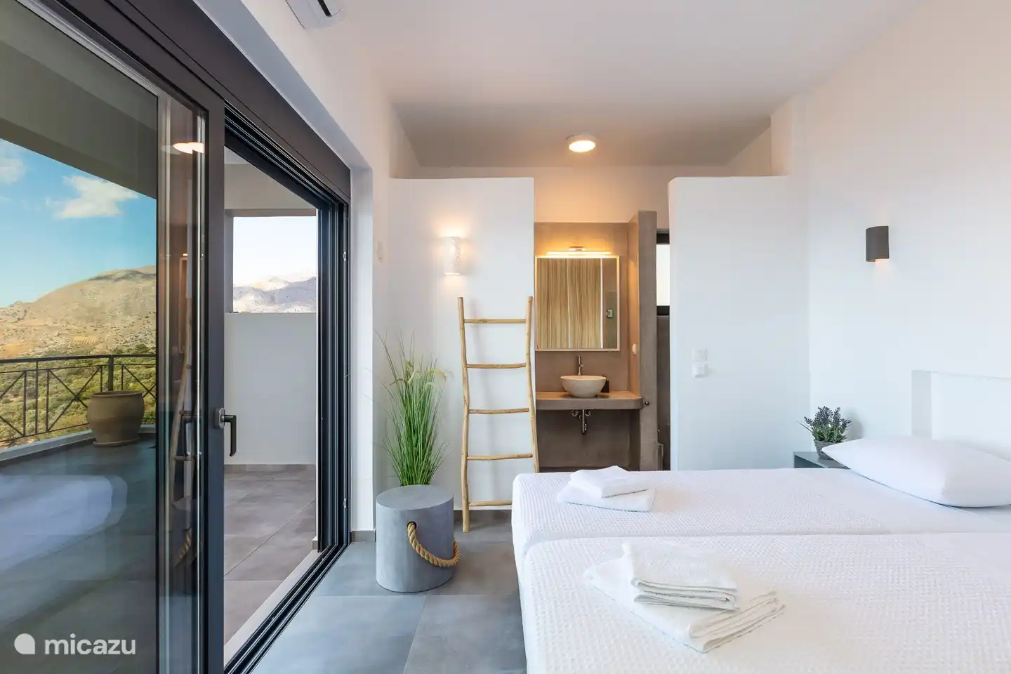 Das Gästezimmer befindet sich auf der Westseite der Villa und bietet einen schönen Blick über das Tal, die Bucht von Souda und das libysche Meer.