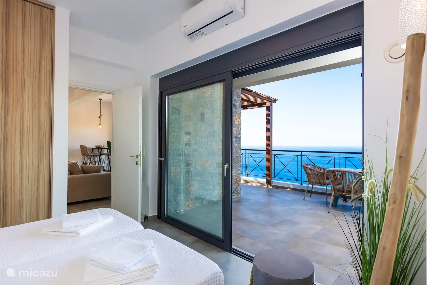 Vom Gästezimmer aus gelangt man auf die Terrasse, auf der sich der große Esstisch befindet. 