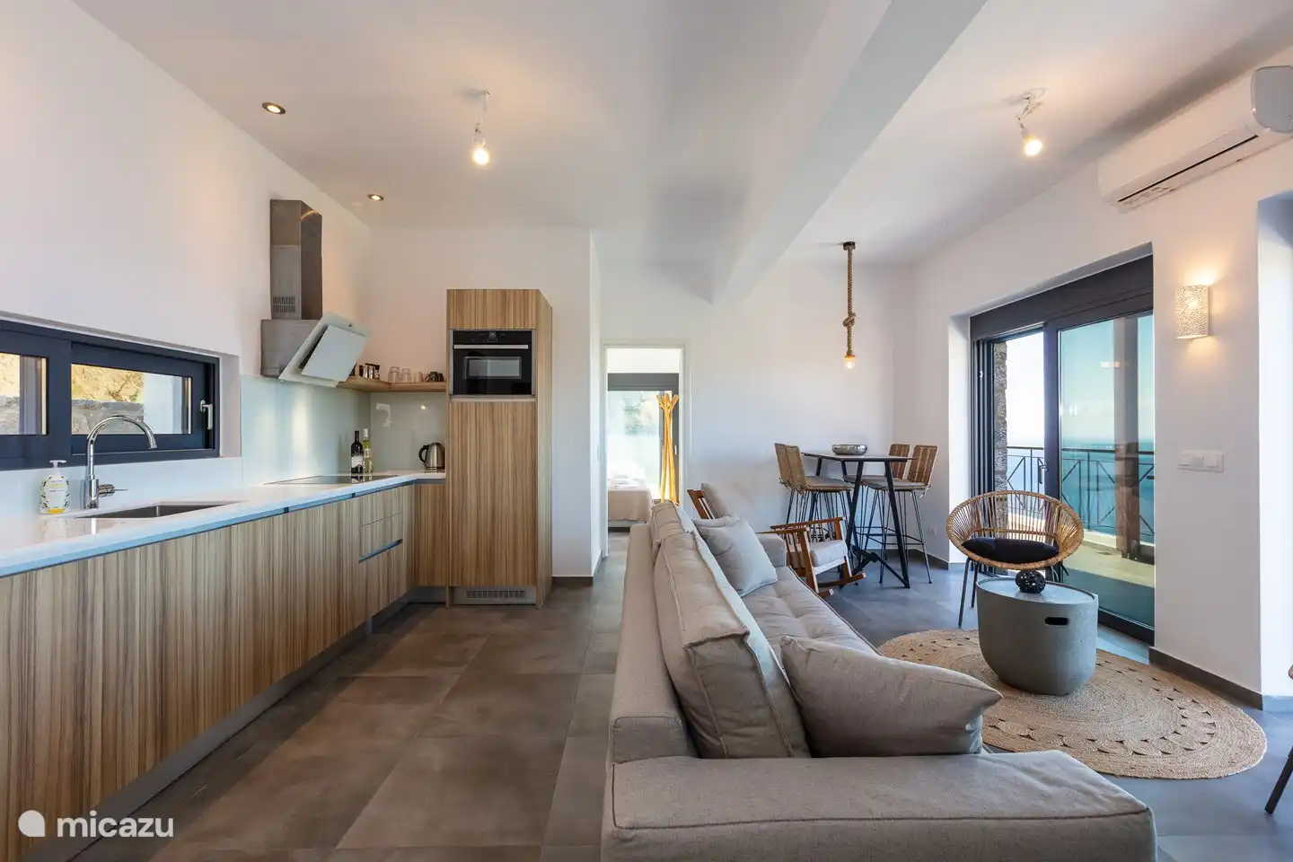 Das geräumige Wohnzimmer mit offener Küche bietet alles, was Sie brauchen. Vom Sofa aus haben Sie einen schönen Blick über das Tal, die Berge und das libysche Meer.