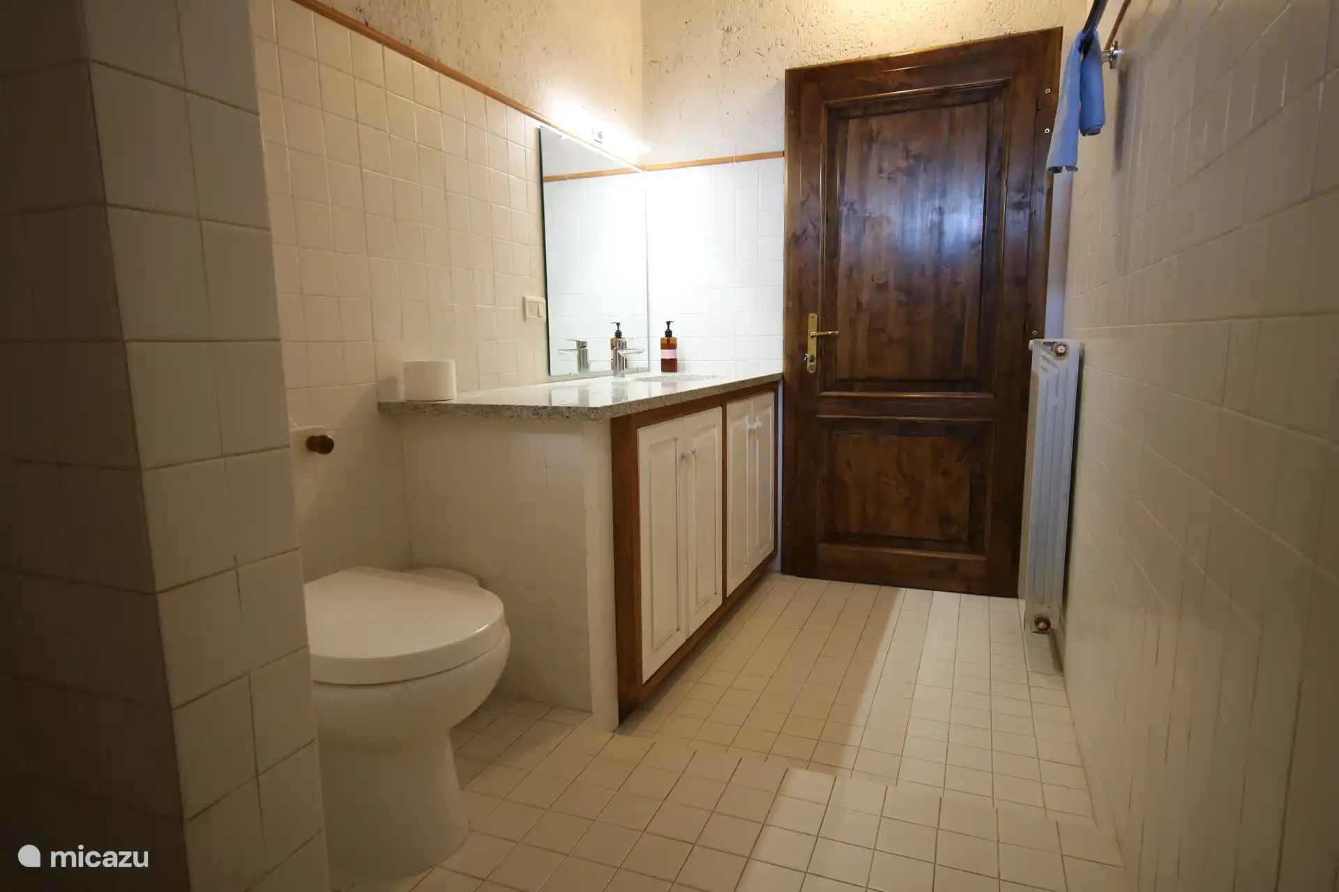 Alle Badezimmer verfügen außerdem über ein Waschbecken mit Spiegel und Toiletten mit Soft-Close.