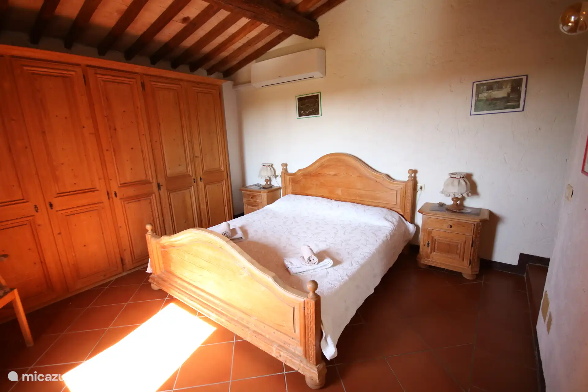 Schlafzimmer 1 (Hauptschlafzimmer) mit Klimaanlage.