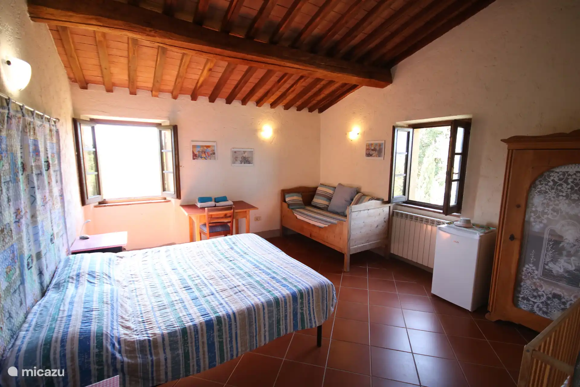 Wir haben Schlafzimmer mit Doppelbetten und auch Schlafzimmer mit Einzelbetten. Dies ist Schlafzimmer 2 mit einem zusätzlichen Schlafsofa und einer Liege