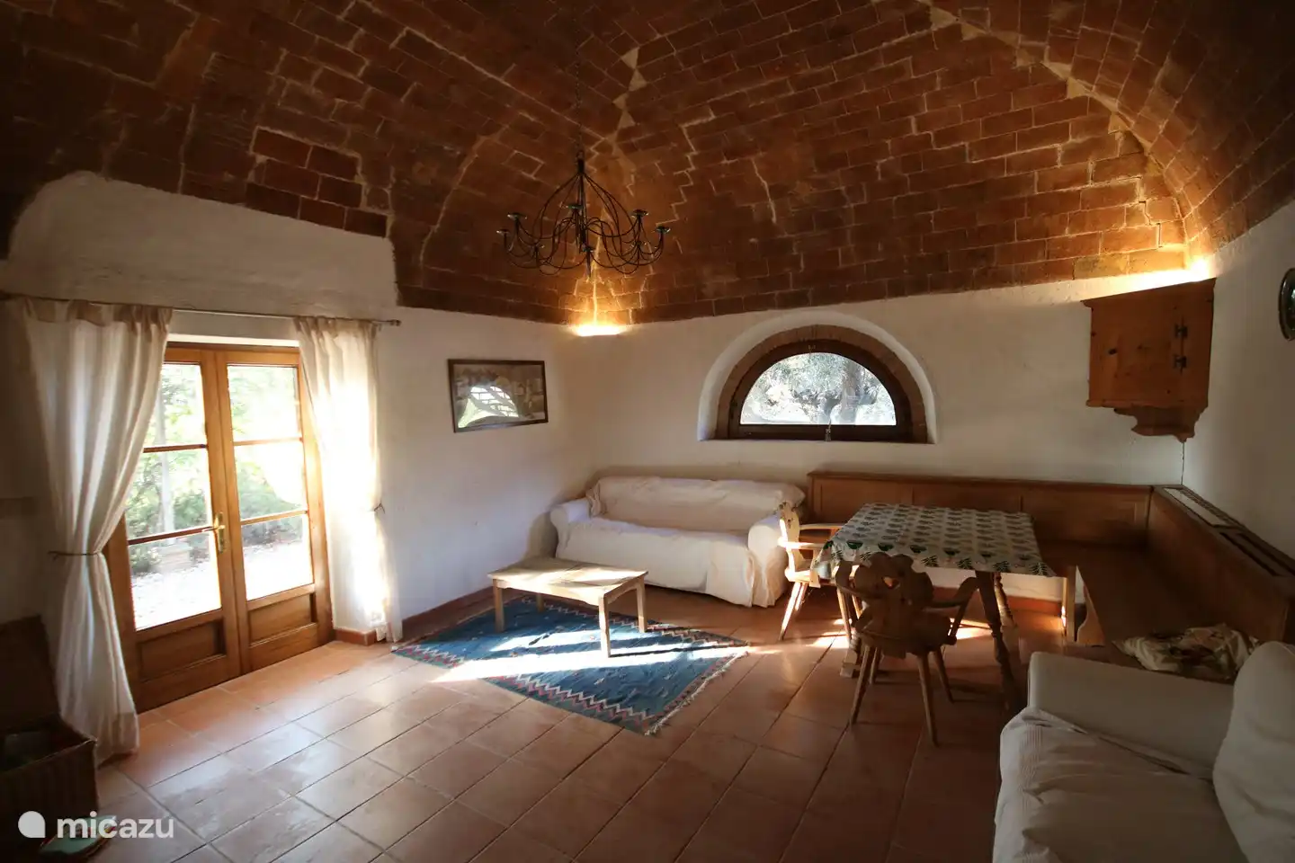 De TV en speelkamer met 2 zitbanken en een kleine eettafel