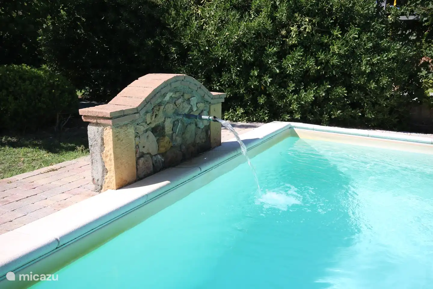 Het fonteintje in het zwembad waaronder ontspanning gezocht kan worden.