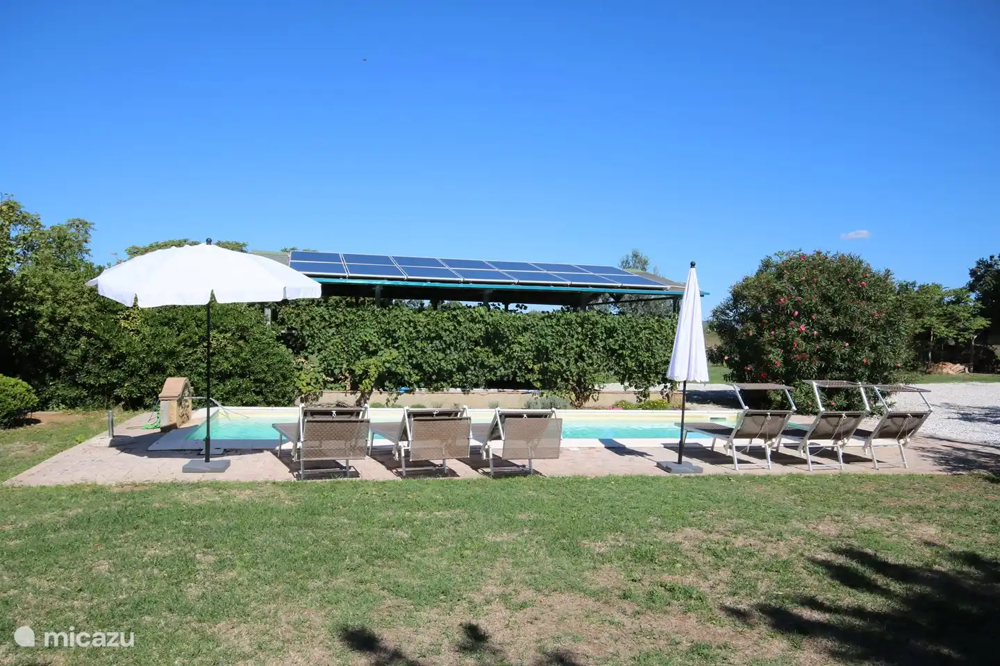 De zonnepanelen zorgen ervoor dat het huis energieneutraal is. We hebben een eigen waterbron en voor warmwater / verwarming zijn er 2 warmtepompen.