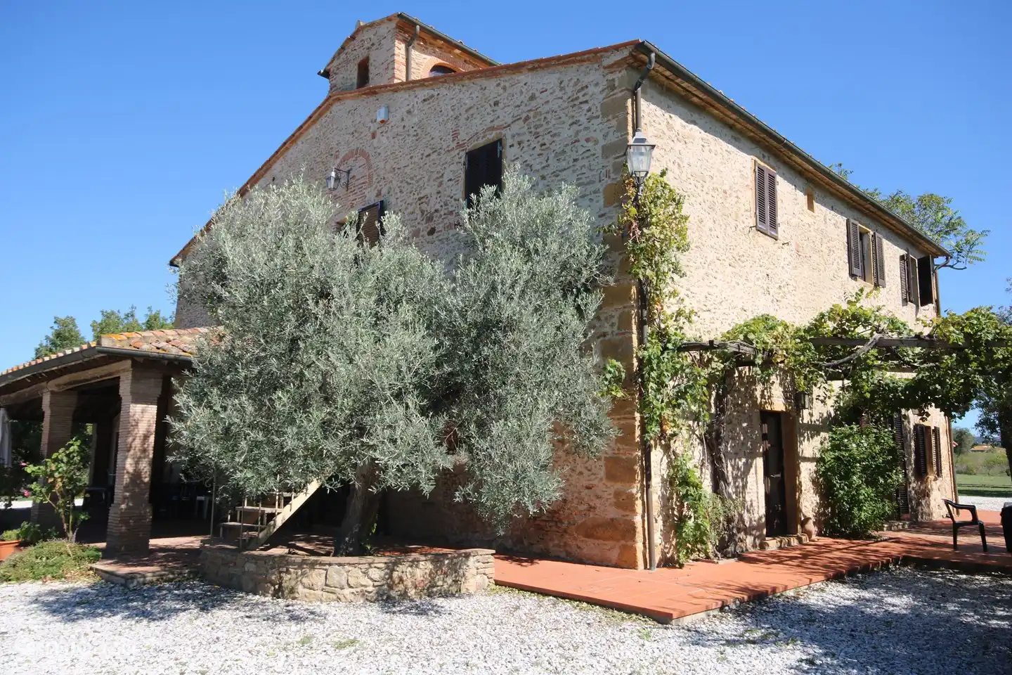 De ingang van het huis aan straatzijde