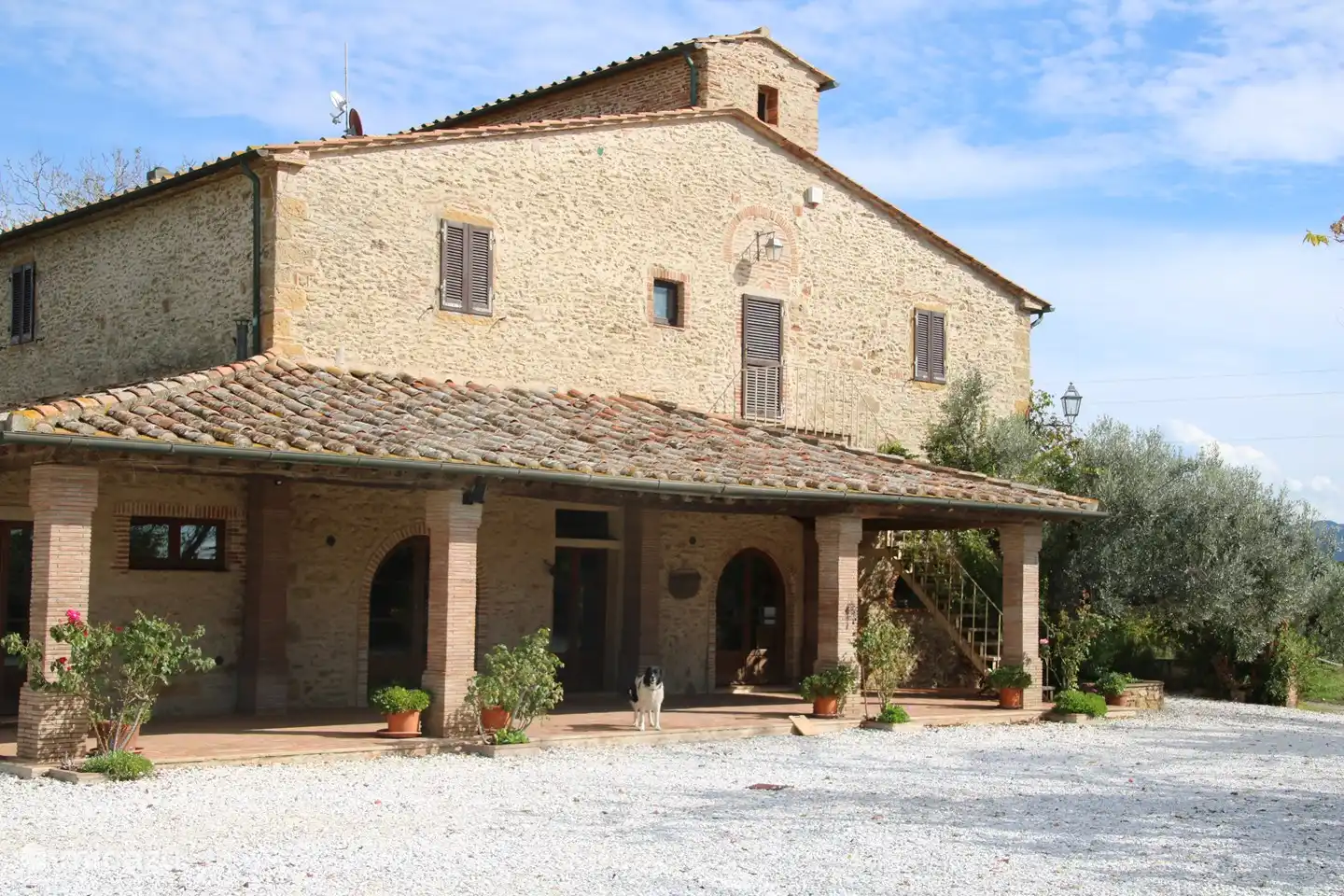 De veranda met de hoofdingang