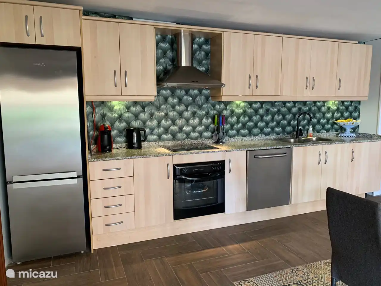 Frigorífico, horno, lavavajillas, campana extractora, congelador. Pero también una batidora (de barra) y un exprimidor.