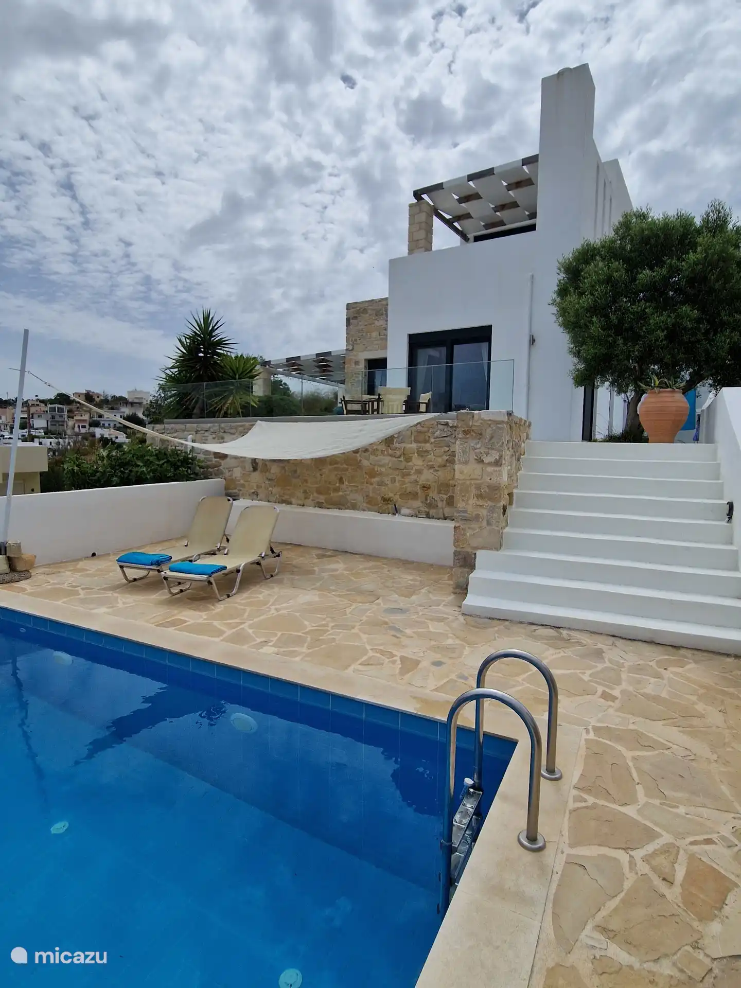 Près de la piscine