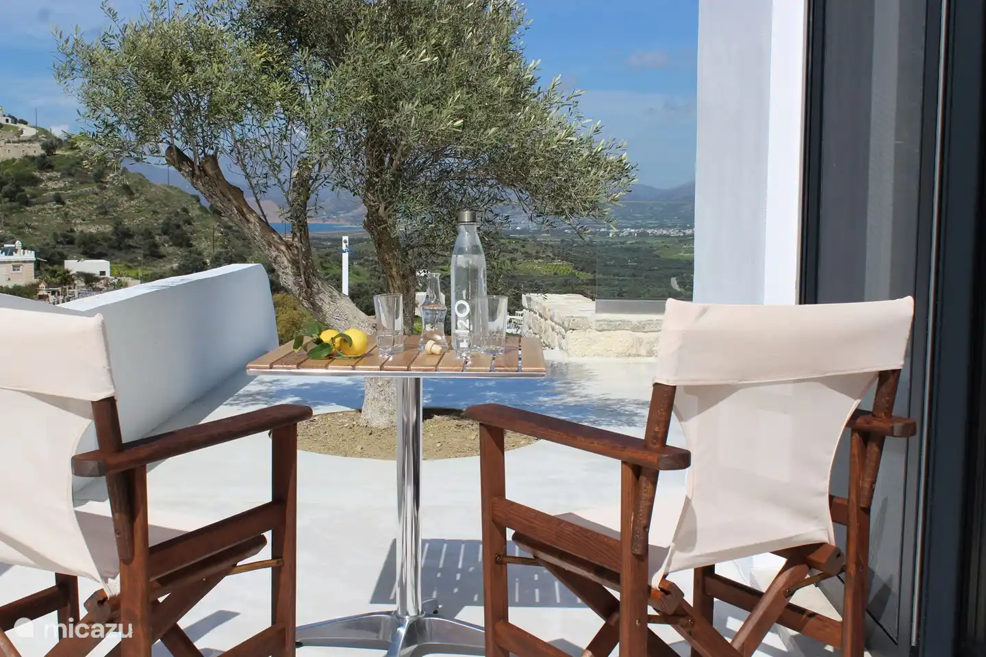 Uitzicht op zee en bergen vanaf het terras bij onze olijfboom