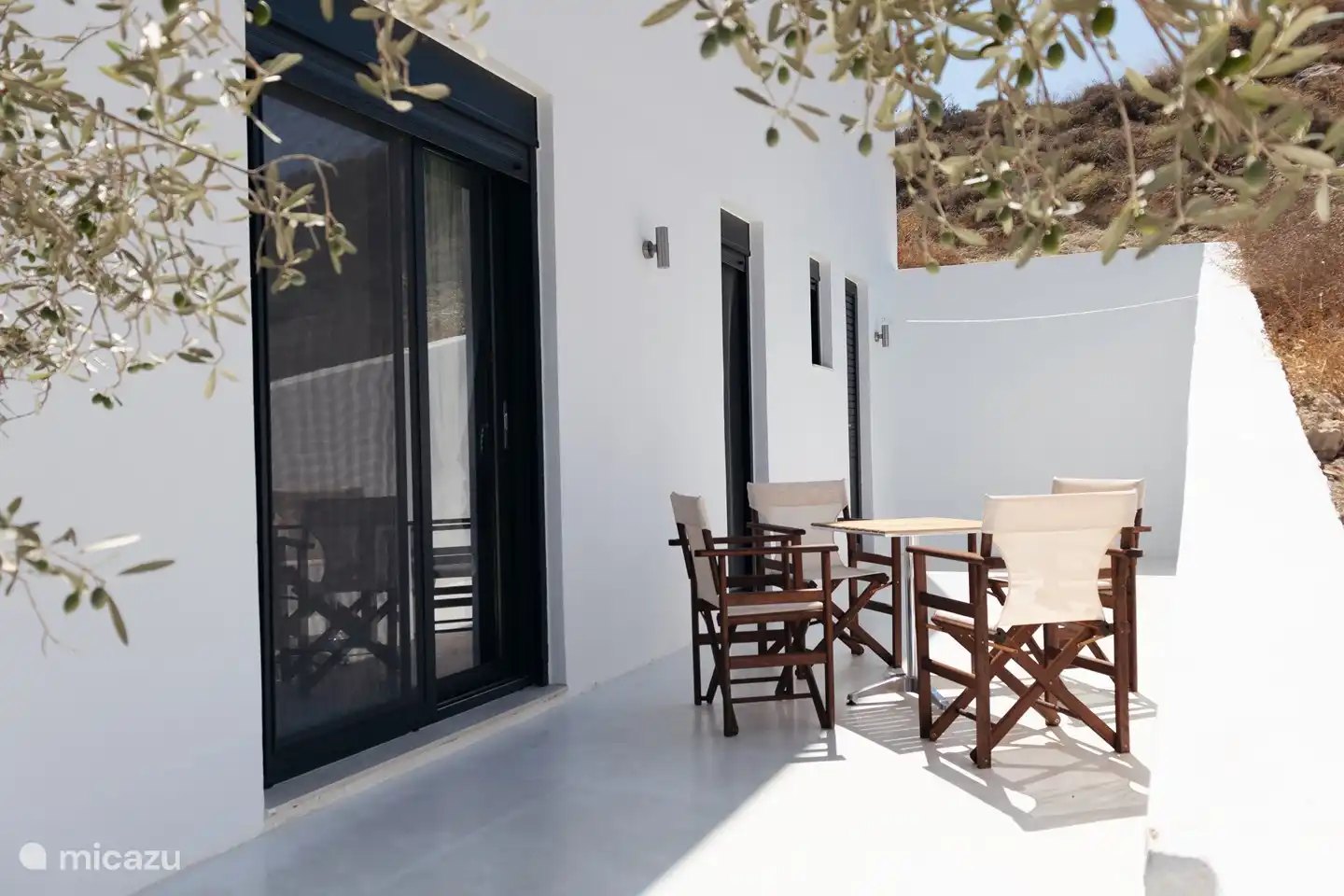 Terras aan de zijkant van het huis