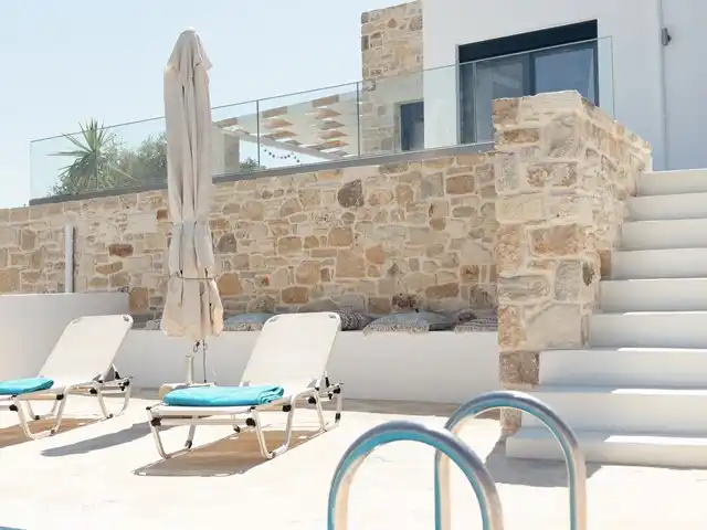 Villa Xenia | Grèce, Crète, Kamilari - maison de vacances Terrasse de la piscine avec transats