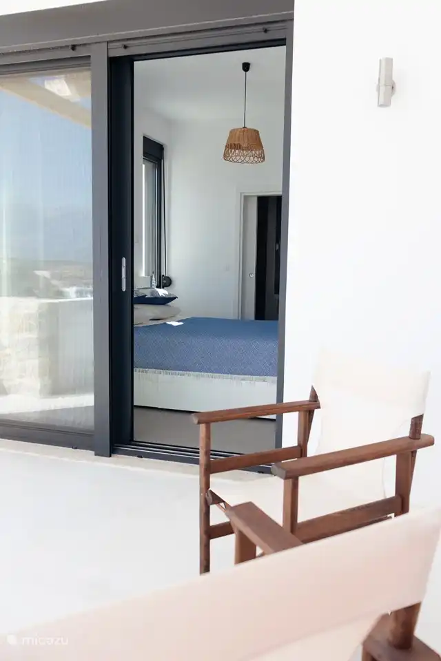 Het dakterras ligt aan twee zijden van slaapkamer 3