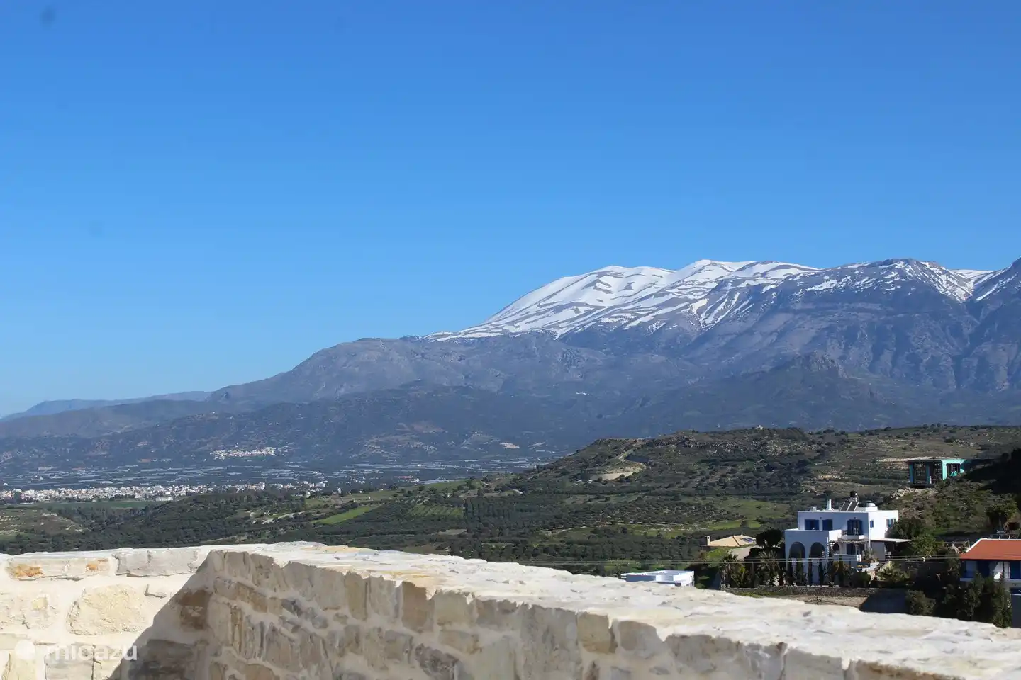 Uitzicht vanaf het dakterras. In het voorjaar nog sneeuw op de bergen!