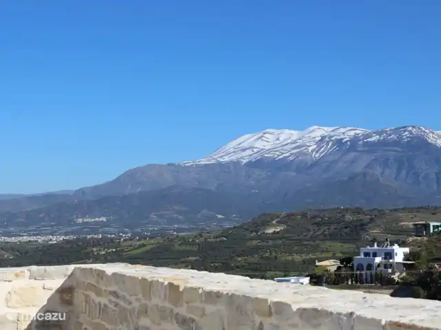 Villa Xenia | Grèce, Crète, Kamilari - maison de vacances Vue depuis la terrasse sur le toit. Encore de la neige sur les montagnes au printemps !