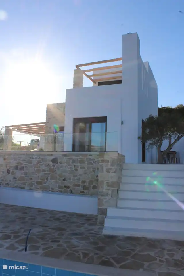 Trap naar het terras bij het zwembad