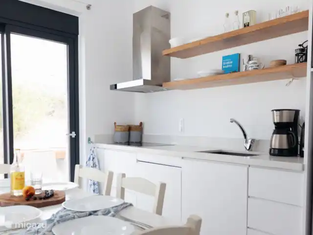Villa Xenia | Grèce, Crète, Kamilari - maison de vacances Cuisine moderne avec de jolies étagères en bois