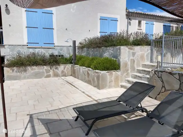 Location de Vacances France, Ardèche, Chambonas, villa - Gîte du Mas de Vignal douche extérieure sur la terrasse de la piscine