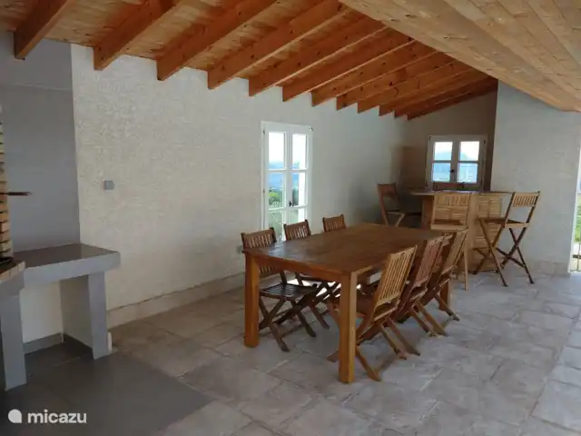 Location de Vacances France, Ardèche, Chambonas, villa - Gîte du Mas de Vignal manger et boire sous la cuisine extérieure couverte