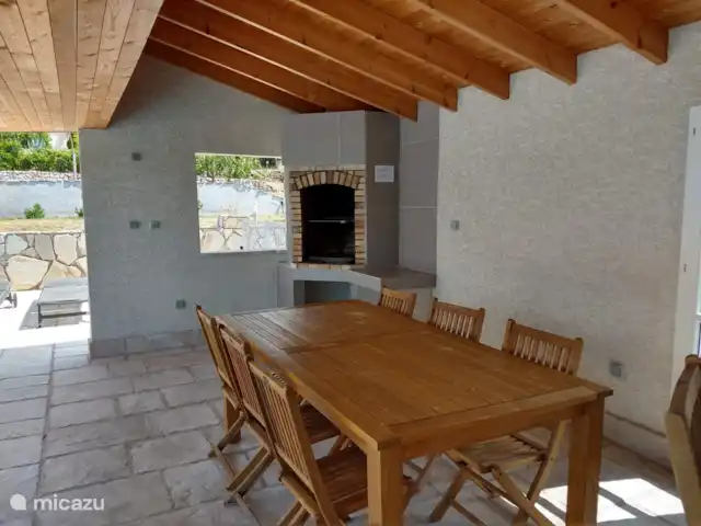 Location de Vacances France, Ardèche, Chambonas, villa - Gîte du Mas de Vignal cuisine extérieure couverte avec barbecue et bar
